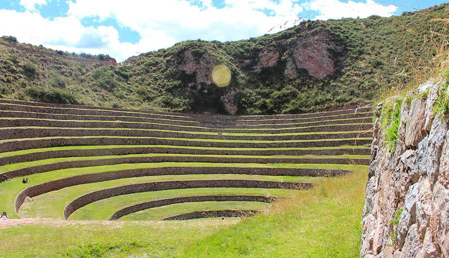 Upon returning to our base in Cruzpata, we'll board our vehicle to head to the Maras Salt Mines, also known as the Minas de Sal. Here, you'll have the chance to marvel at the salt terraces and learn about this ancient extraction method.